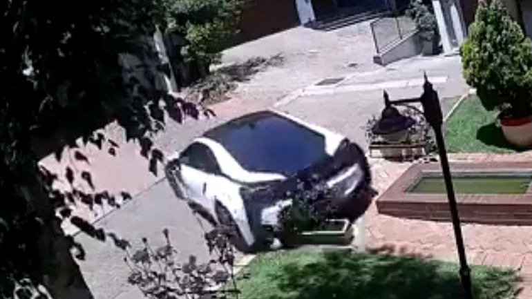 Με μία κίνηση διέλυσε το i8 και τον τοίχο!